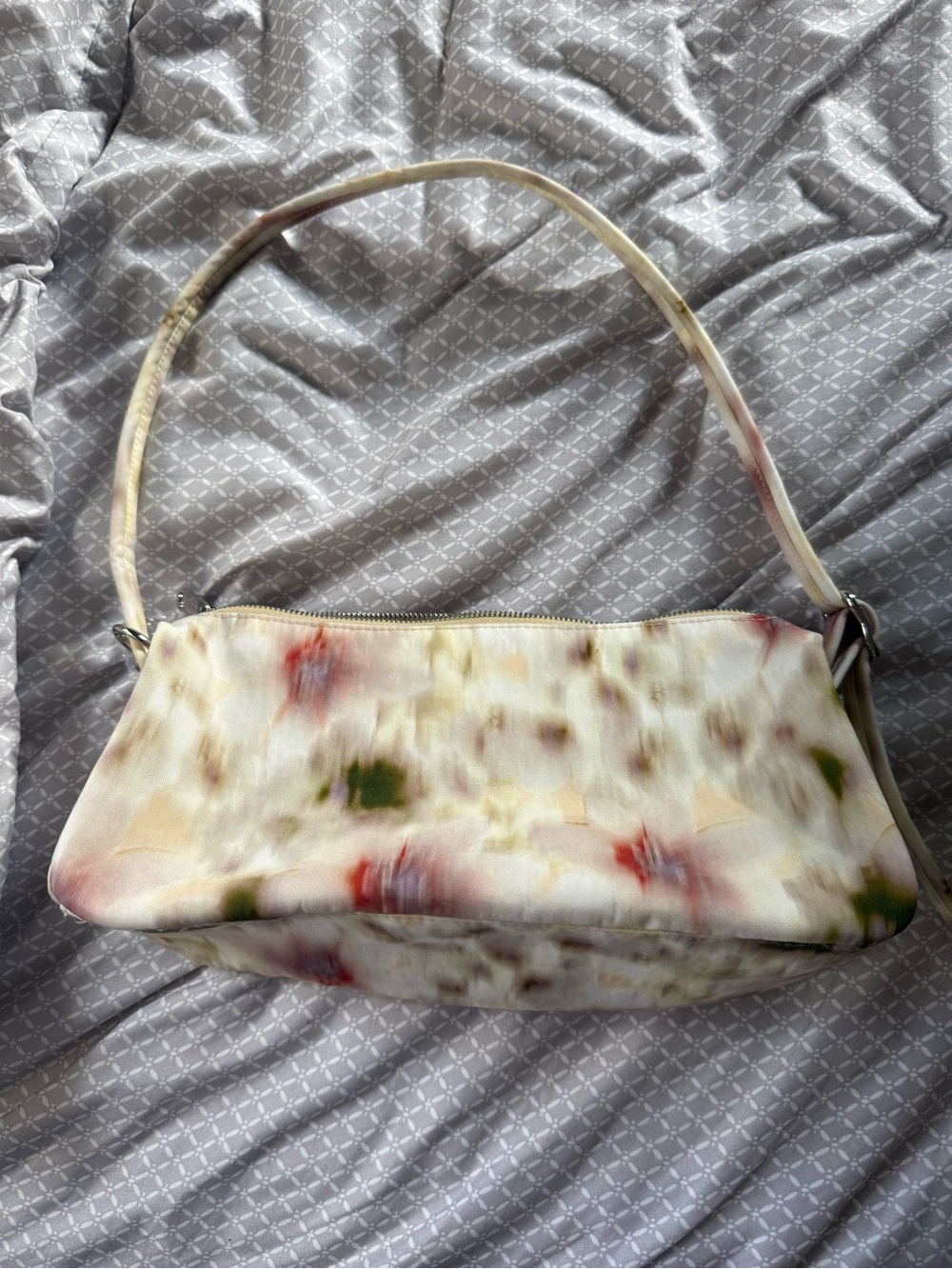 BAGGU Cream Shoulder Bag with Green and Red Wash